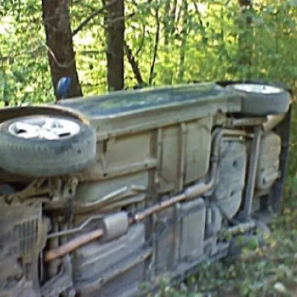 След гонка с полицията: Млад шофьор падна с колата си в дере