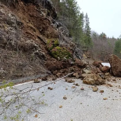 Свлачище блокира път в Смолянско: Родопите отново под натиск, рискът расте