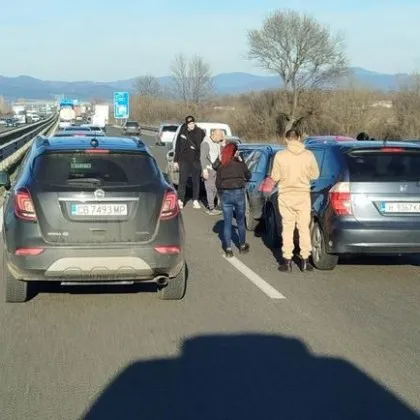 Пътнотранспортно произшествие с участието на пет автомобила е станало на