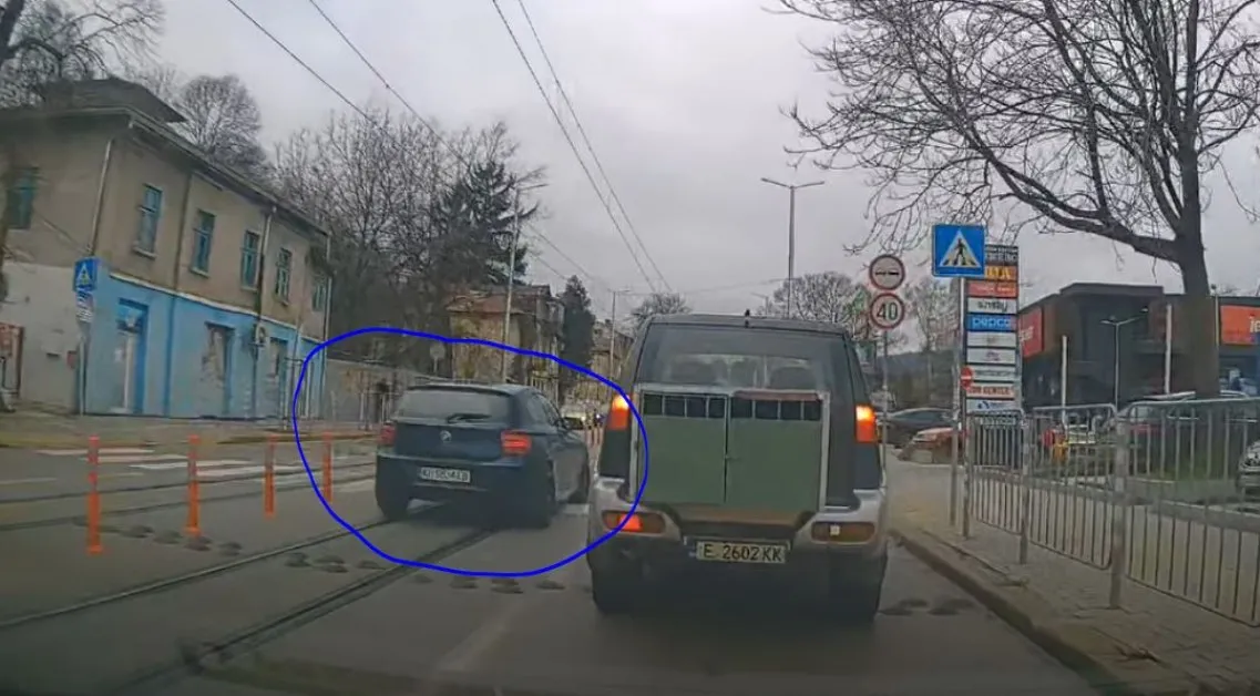 На косъм от инцидент: БМВ едва не помете пешеходка СНИМКИ