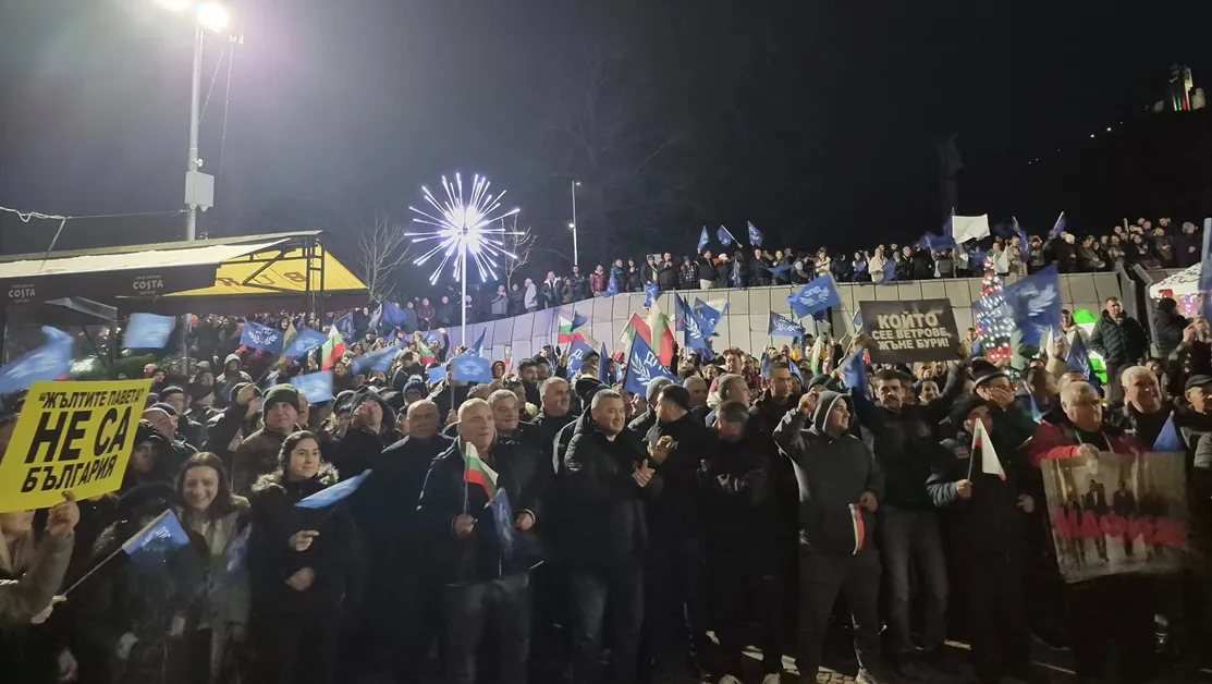 "Не на омразата": Започнаха контрапротестите в подкрепа на правителството ВИДЕО+СНИМКИ