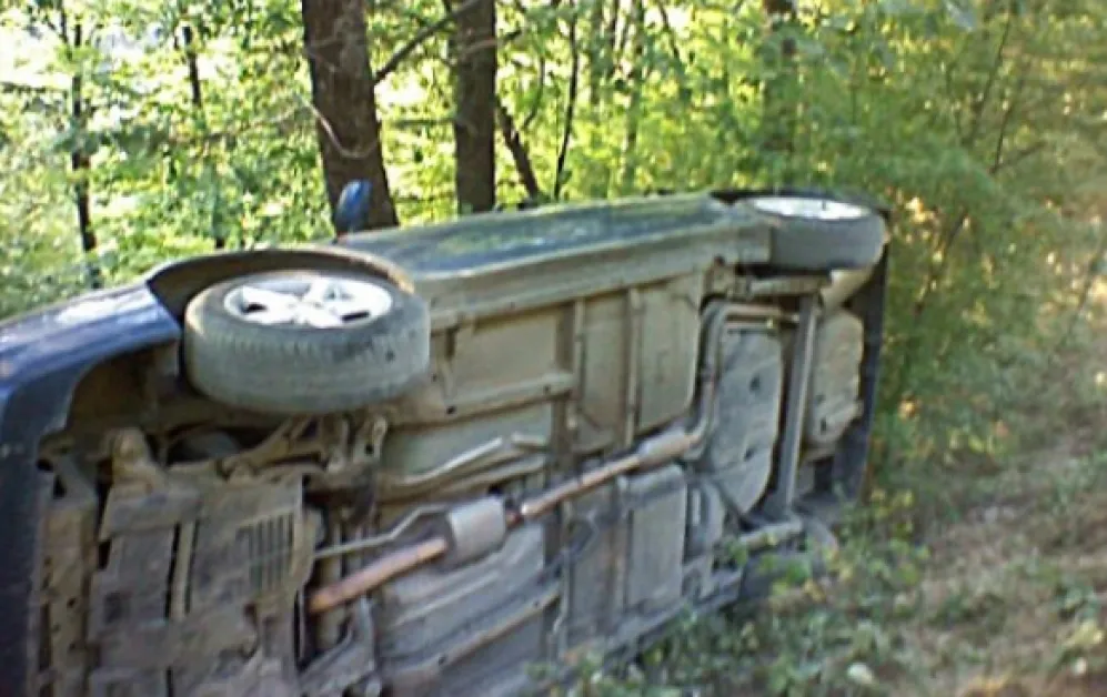 След гонка с полицията: Млад шофьор падна с колата си в дере