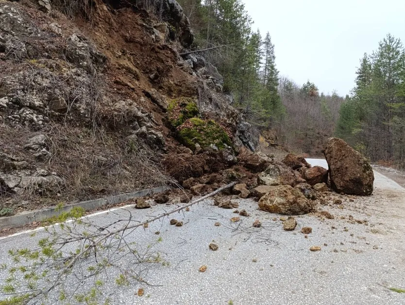 Свлачище блокира път в Смолянско: Родопите отново под натиск, рискът расте