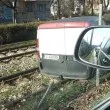 Бус "кацна" на трамвайни релси СНИМКИ