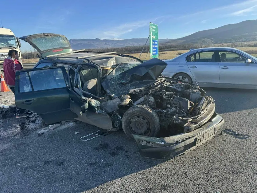 Ужас на магистралата: кола е размазана след сблъсък с камион на „Струма"