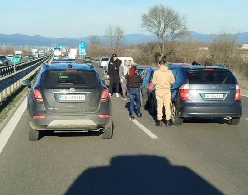 Верижна катастрофа с 5 коли на Околовръстното, движението е затруднено СНИМКИ