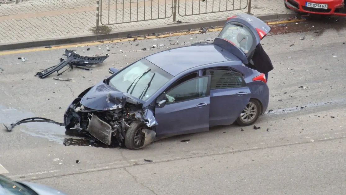 Зверска катастрофа в София, щетите са големи СНИМКИ