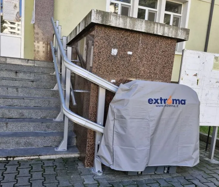 Две съоръжения за 50 000 лв., нито едно работещо – жена в количка чака на студа