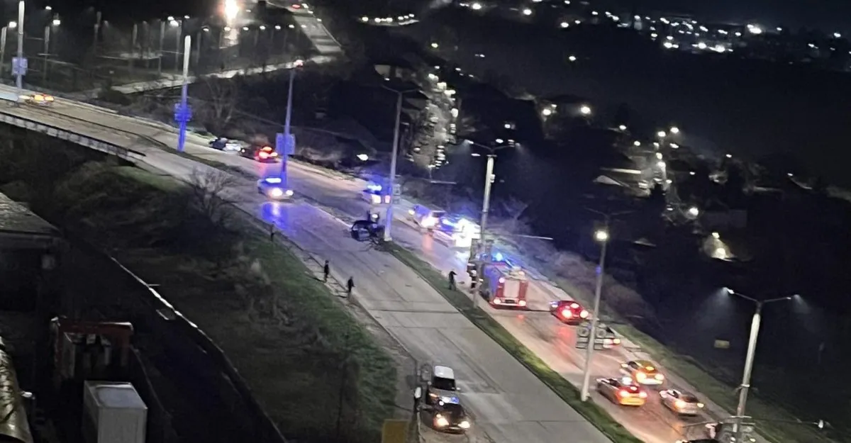 Кола се заби в уличен стълб в Русе, мъж е сериозно ранен СНИМКА