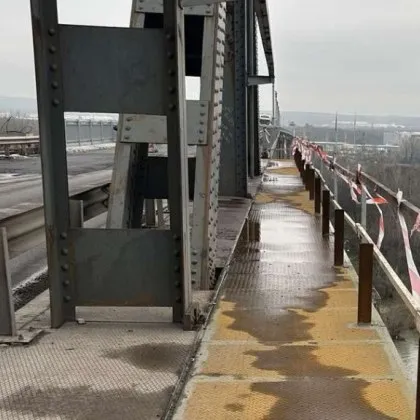 Монтирани са парапетът и стълбовете за осветление в ремонтирания участък от Дунав мост при Русе