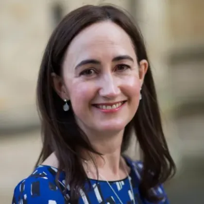 Софи Кинсела най известна като авторката на обичаната поредица Shopaholic е