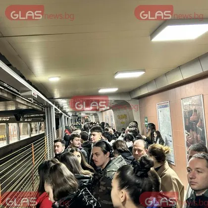 Препълнени автобуси и метростанции в столицата, младежи отиват към протеста СНИМКИ