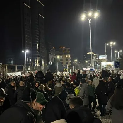 Протестиращите в Пловдив тръгнаха към Панаира, шествието ще е едно