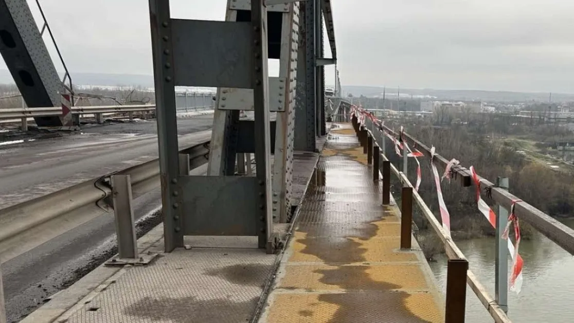 Монтирани са парапетът и стълбовете за осветление в ремонтирания участък от Дунав мост при Русе