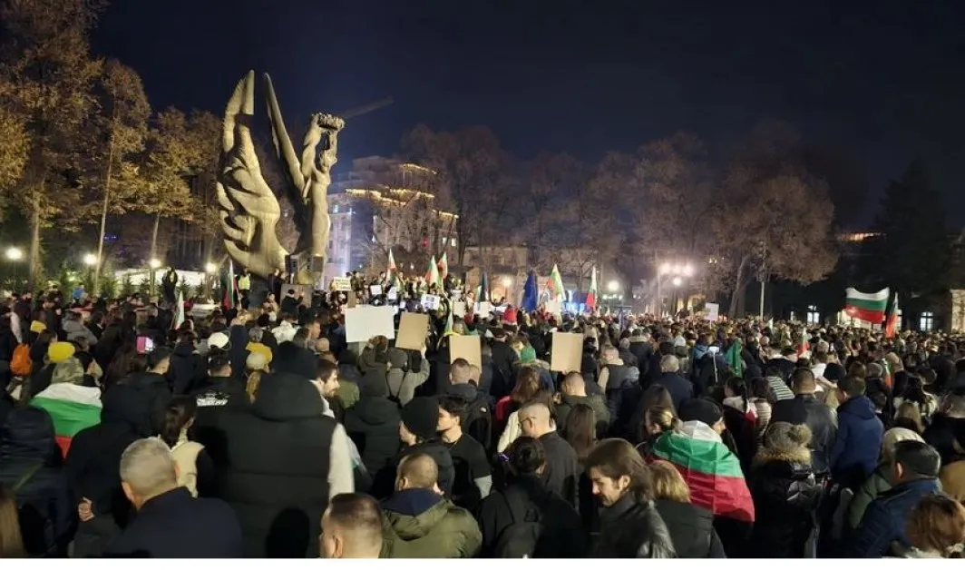 „Оставка": Пловдивчани се събраха на антиправителствения протест на площад Съединение СНИМКИ