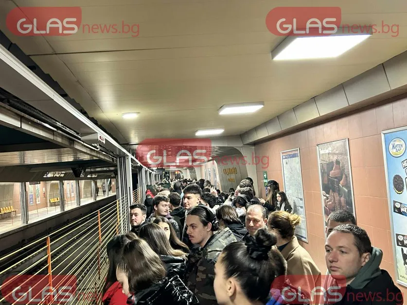 Препълнени автобуси и метростанции в столицата, младежи отиват към протеста СНИМКИ