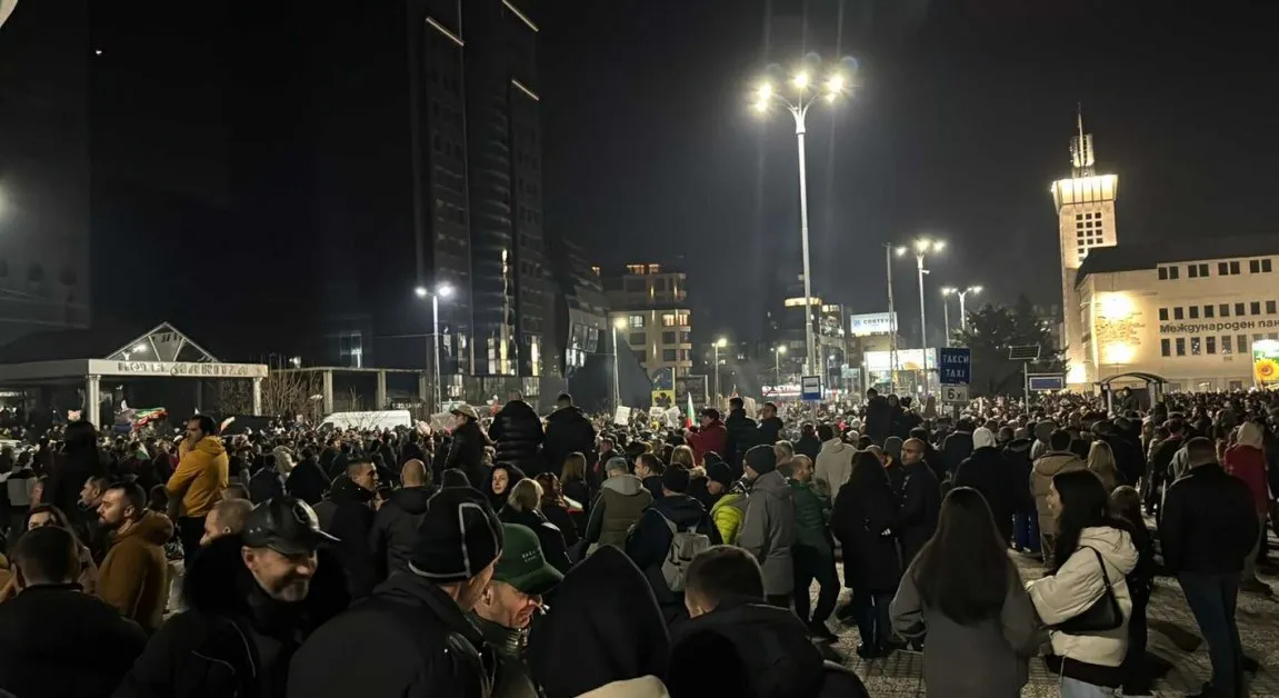 Протестиращите в Пловдив тръгнаха към Панаира, шествието ще е едно