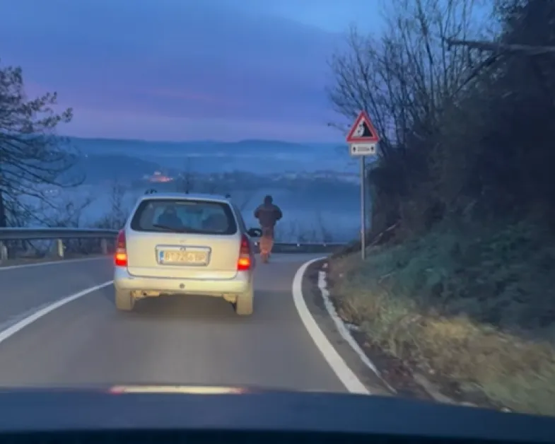 Шофьорка към тротинеткаджия: Нямаш място там с тая детска играчка!