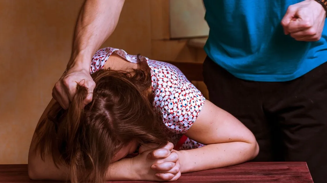 "Ще поръчам на някой да те залее с киселина": Заловиха мъж за тормоз и насилие над жена