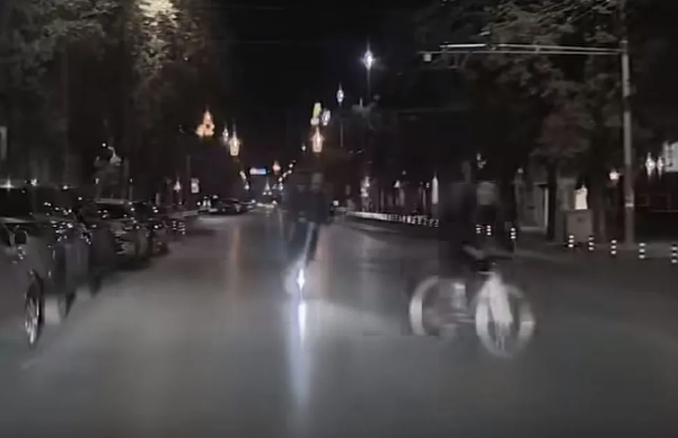 Безрасъдно! Деца на тротинетка и велосипедист изскочиха срещу водач ВИДЕО