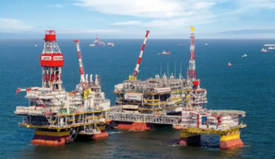 Bloomberg: Украйна атакува нефтена платформа на Лукойл в Каспийско море