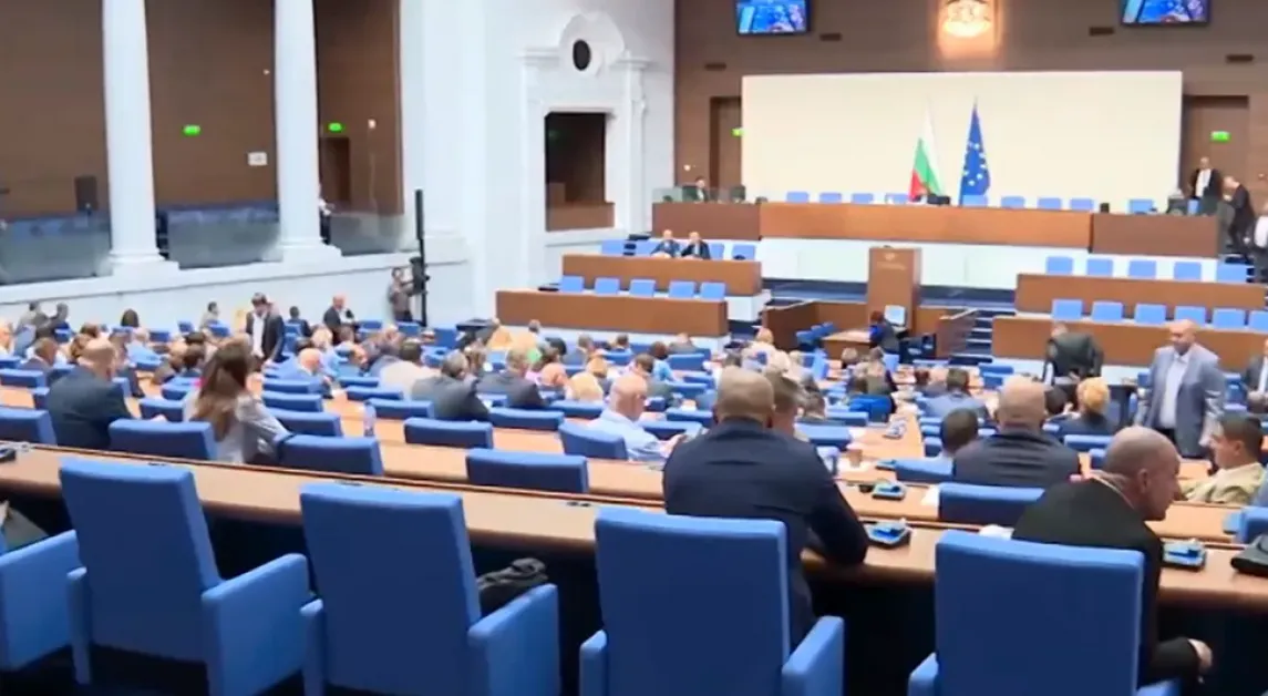 Депутатите разглеждат бюджетите на ДОО и НЗОК