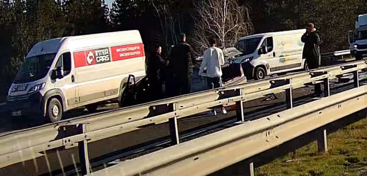 Кола катастрофира на АМ Тракия, образува се колона СНИМКА