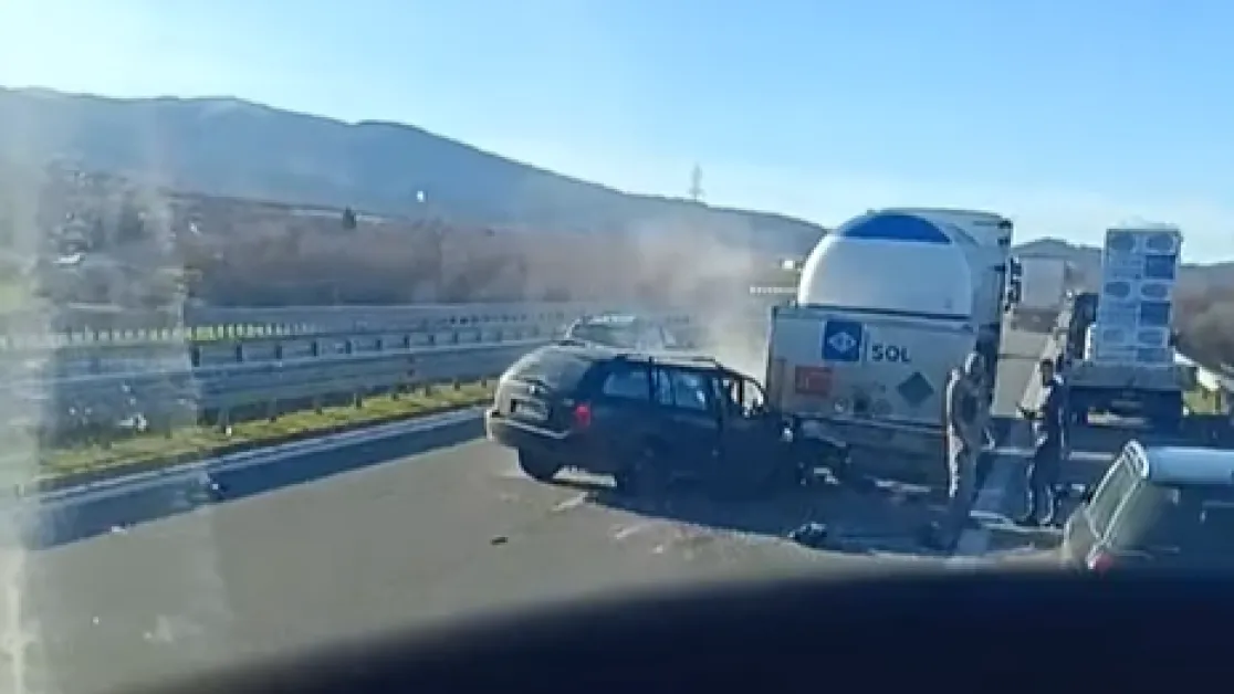 Кола се вряза в цистерна на АМ "Струма"