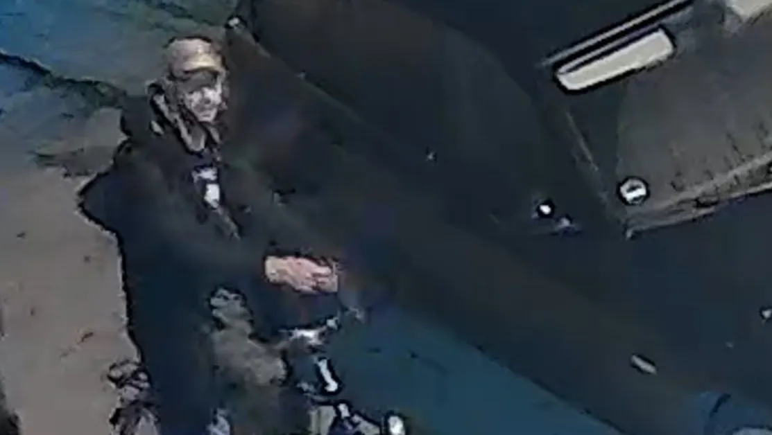 Мъж с колело открадна документи от служебен автомобил във Варна СНИМКИ