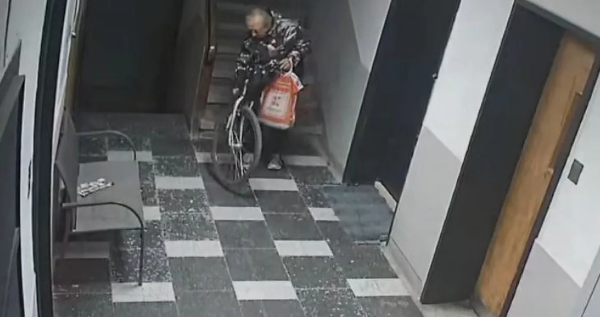Мъж си "набра" колело от блок, влачи го 10 етажа по стълбите СНИМКИ
