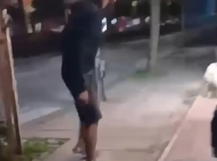 Мъж вдигна куче във въздуха и го заби в асфалта, последваха ритници ВИДЕО 18+