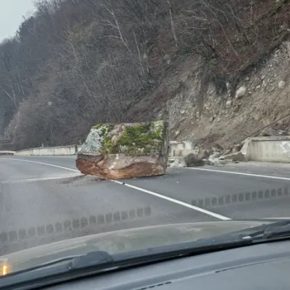 Голяма скала се срути на пътното платно по направлението село