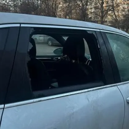 Разбиха колата на столичанин, опоскаха вещите вътре СНИМКА