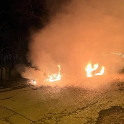 Зловеща саморазправа! Подпалиха колите на жена в София ВИДЕО+СНИМКИ