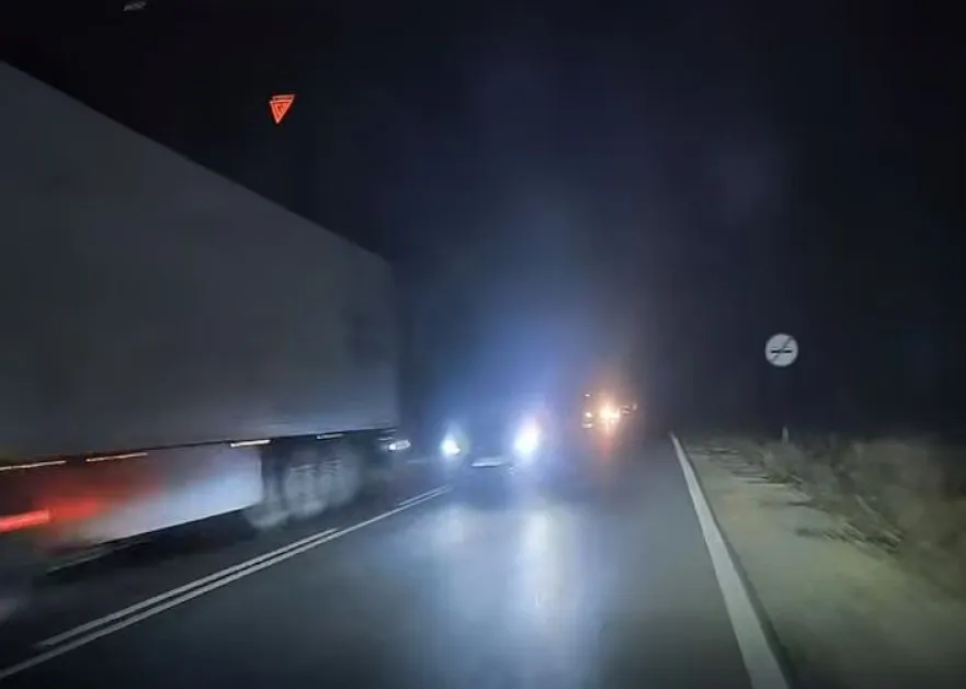 На таран: Шофьор с опасен опит за изпреварване, пробва да се "промуши" ВИДЕО