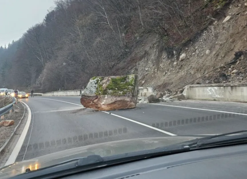 Огромна скала се стовари на път край Банско СНИМКИ