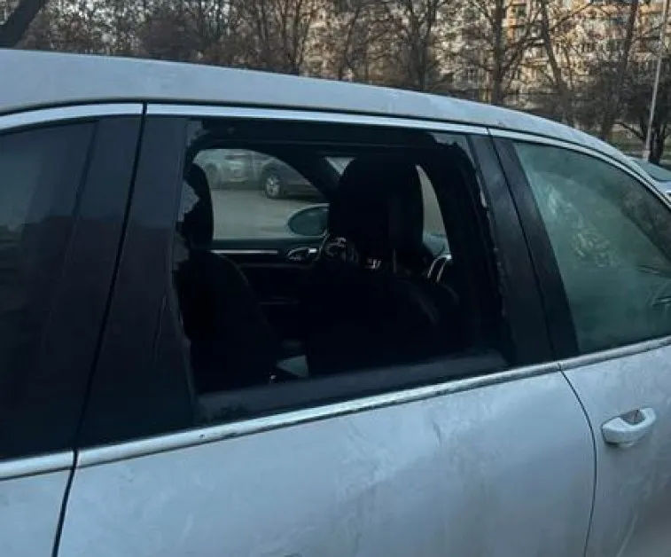 Разбиха колата на столичанин, опоскаха вещите вътре СНИМКА