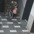 Мъж си "набра" колело от блок, влачи го 10 етажа по стълбите СНИМКИ