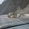 Огромна скала се стовари на път край Банско СНИМКИ