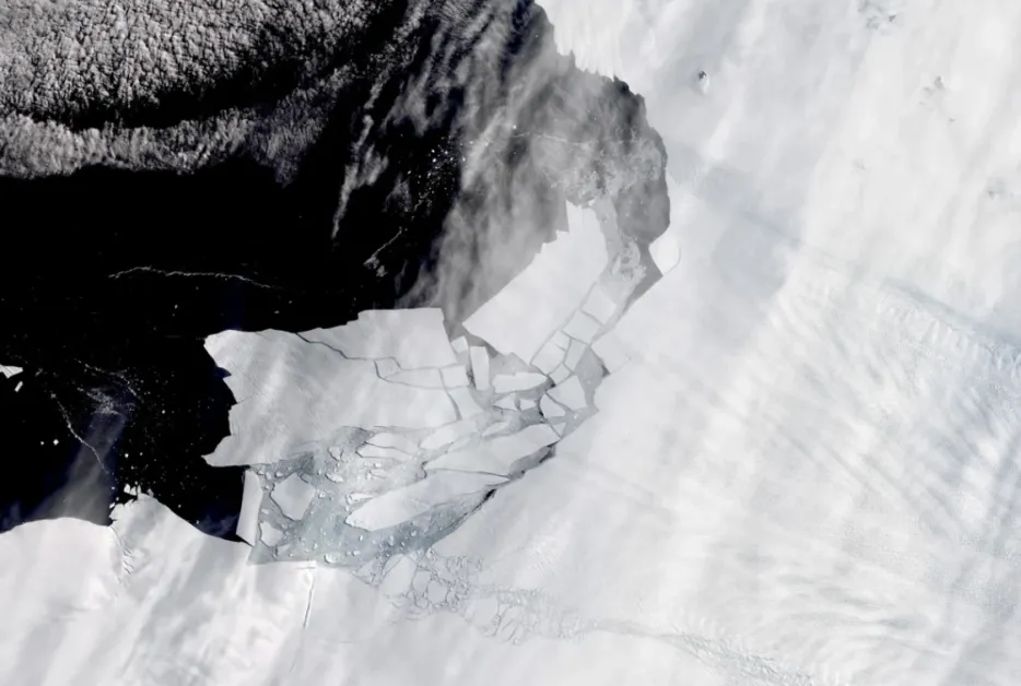 Учени установиха скрития процес, който топи антарктическите ледове