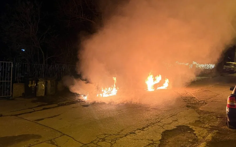 Зловеща саморазправа! Подпалиха колите на жена в София ВИДЕО+СНИМКИ