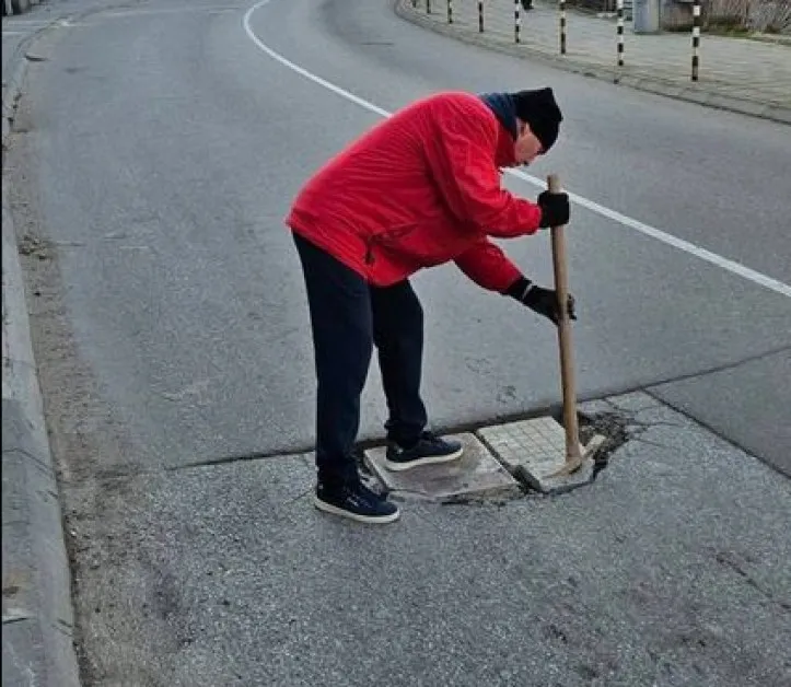 Един човек, една кирка: Мъж сам запълни опасна дупка СНИМКИ