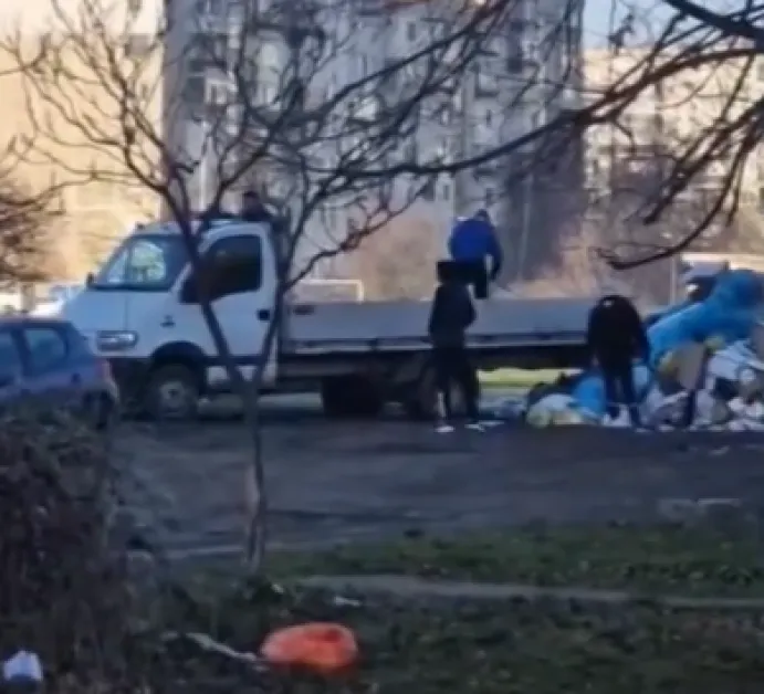 Масово изхвърлят отпадъци на полянка пред блок в София