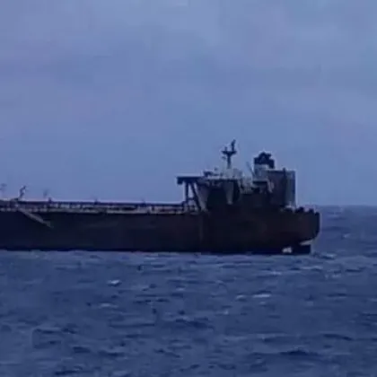 Операцията по изтегляне на заседналия танкер Кайрос край Ахтопол върви