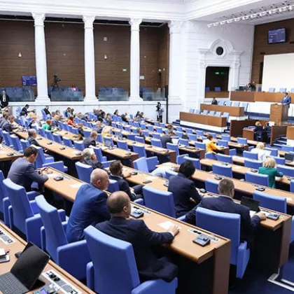 Ден след като правителството подаде оставка като отговор на многохилядните