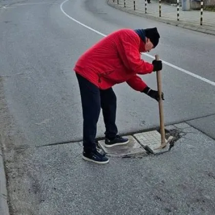 Един човек, една кирка: Мъж сам запълни опасна дупка СНИМКИ