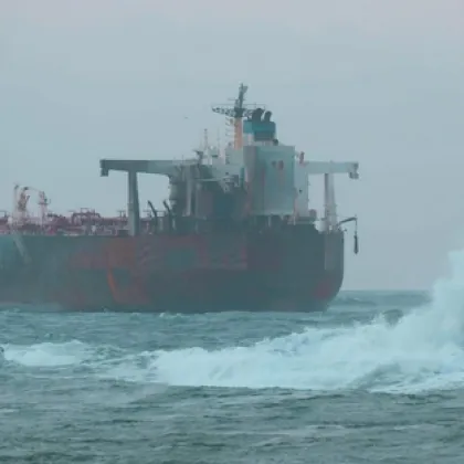 Танкерът Кайрос вече седмица е на котва край брега на