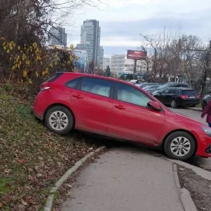 Паркиране на ръба: Водач блесна с любопитна маневра СНИМКА