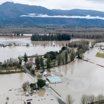 Проливните дъждове които се изливат върху северозападната част на Тихоокеанското