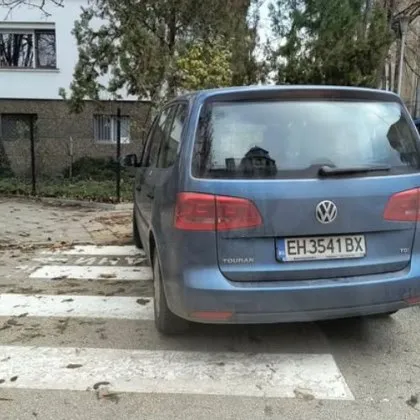 Редно ли е? Ван "окупира" пешеходна пътека СНИМКА